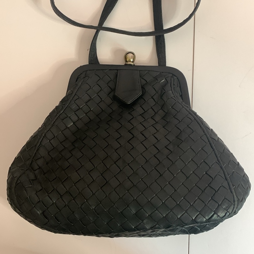 BLACK WEAVED LEATHER KISS LOCK CROSSBODY